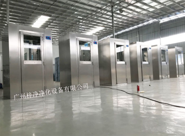 風(fēng)淋室又可起到氣閘的作用，阻止未凈化的空氣進(jìn)入潔凈區(qū)域。