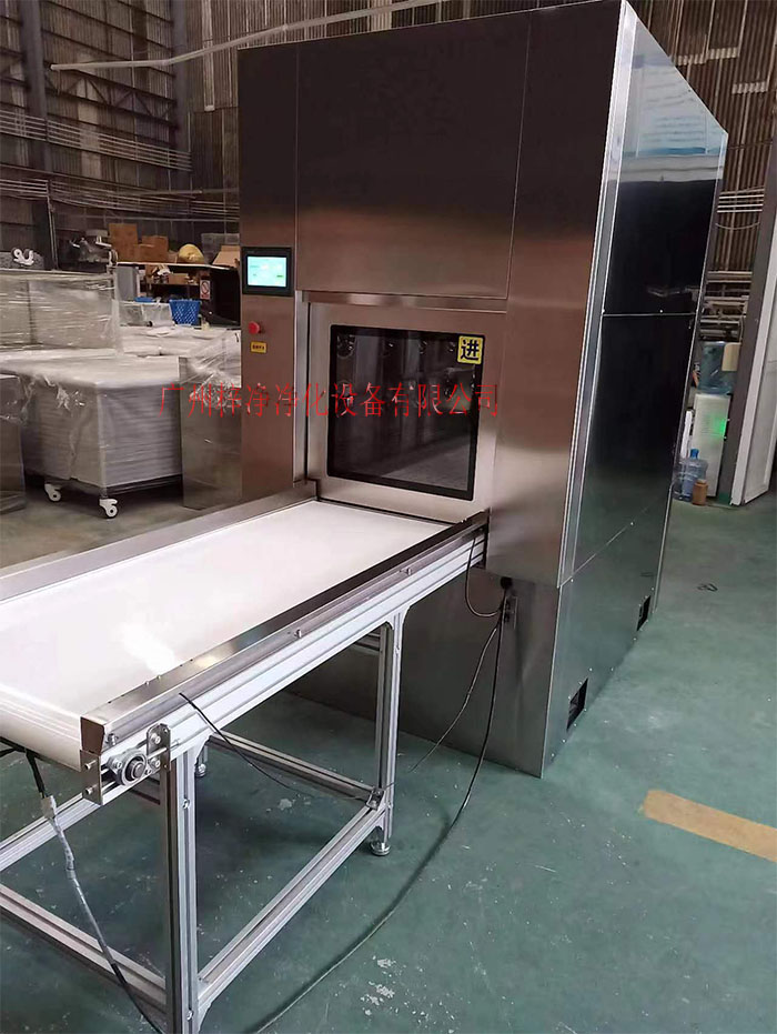 輸送帶傳遞窗還可吹淋被傳遞物品的表面，防止物品可能攜帶塵埃進(jìn)入潔凈室。