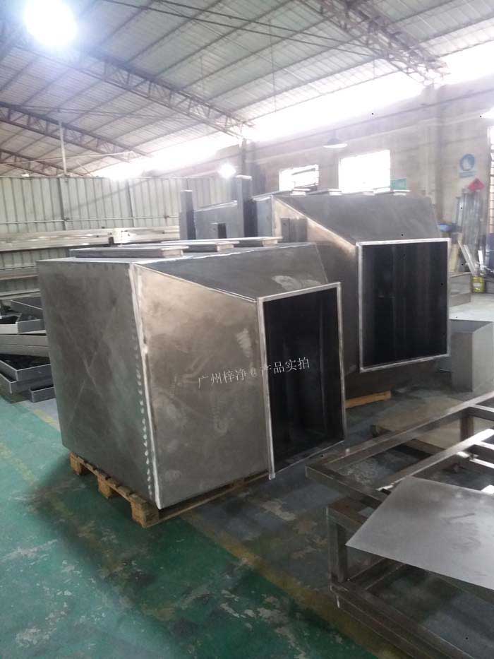 增壓新風柜可根據(jù)不同的通風管道布局，訂做不同的進出風口方向的風柜；