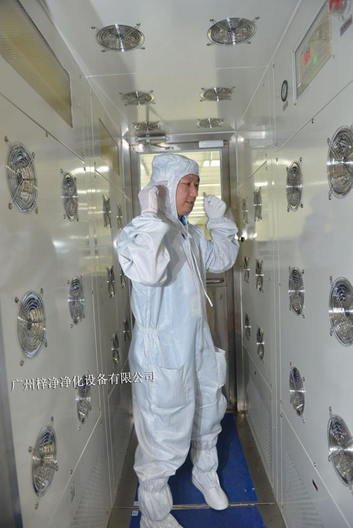 風(fēng)淋室不僅可以為工作人員提供清潔的空氣環(huán)境，還可以對(duì)物料進(jìn)行凈化處理。