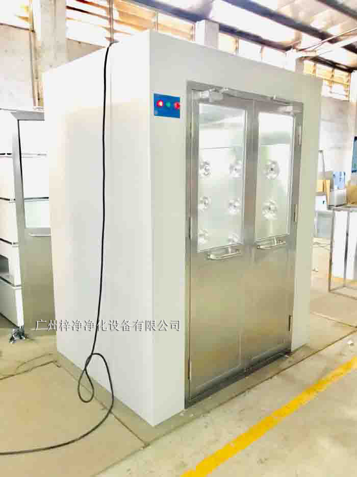 烤漆風淋室采用冷軋鋼板作為基材，表面經(jīng)過烤漆處理。