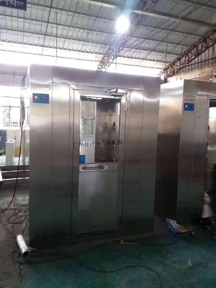 風(fēng)淋室應(yīng)配備高效過濾器，確保過濾效率達(dá)到行業(yè)要求。