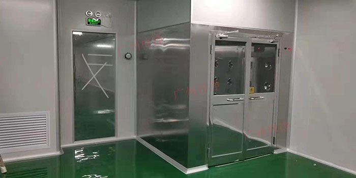 風淋室能夠?qū)M入潔凈室的人員或物品進行高效的風淋，以去除表面塵埃和微生物，確保潔凈室的環(huán)境質(zhì)量。