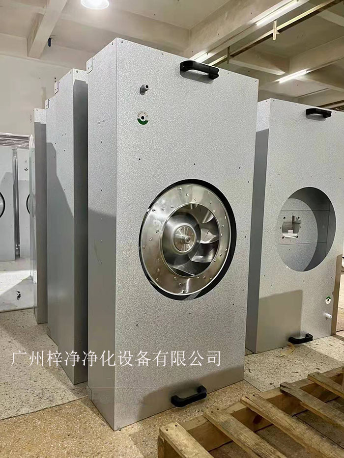 直流FFU適用于半導(dǎo)體、電子、平板顯示器和磁盤驅(qū)動(dòng)器的廠家及光學(xué)、生物工業(yè)及其它對(duì)空氣中污染有嚴(yán)格控制要求的地方。