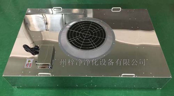 不銹鋼FFU廣泛應(yīng)用于電子、醫(yī)藥、生物工程、食品、化妝品等行業(yè)，如半導(dǎo)體生產(chǎn)線、藥品生產(chǎn)車間、實驗室、手術(shù)室等，為各類潔凈室提供穩(wěn)定的空氣潔凈度保障。