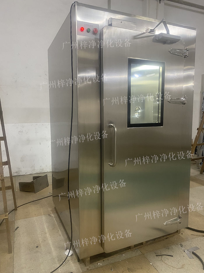 高端滿焊風(fēng)淋室采用滿焊接工藝，無縫連接，防止塵埃進(jìn)入，確保潔凈室的空氣質(zhì)量。