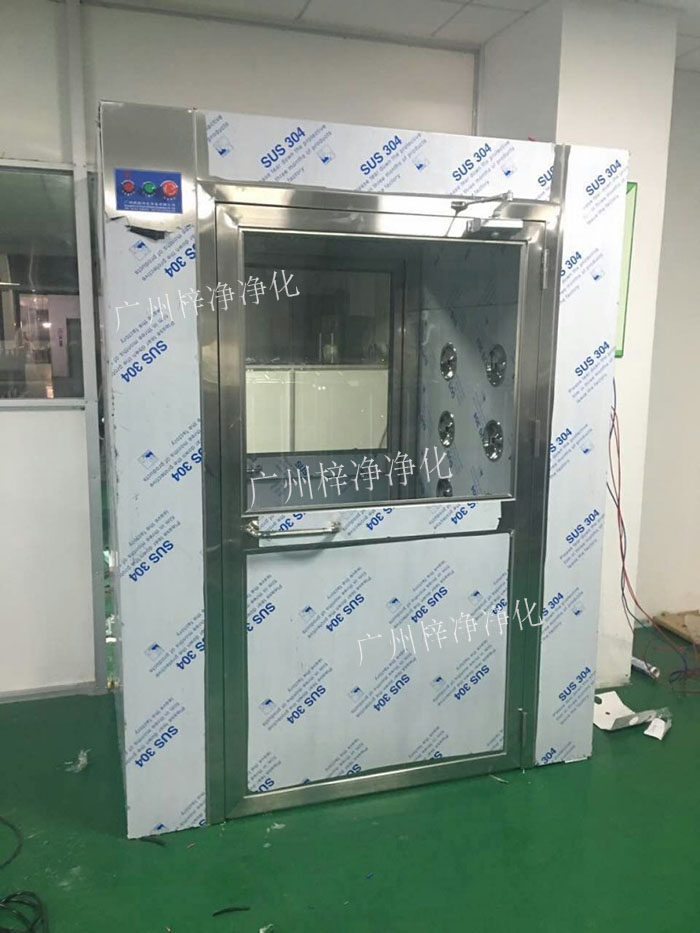 防爆風(fēng)淋室是指風(fēng)淋室的電機(jī)、指示燈、照明燈、接線管必須嚴(yán)格按照防爆標(biāo)準(zhǔn)