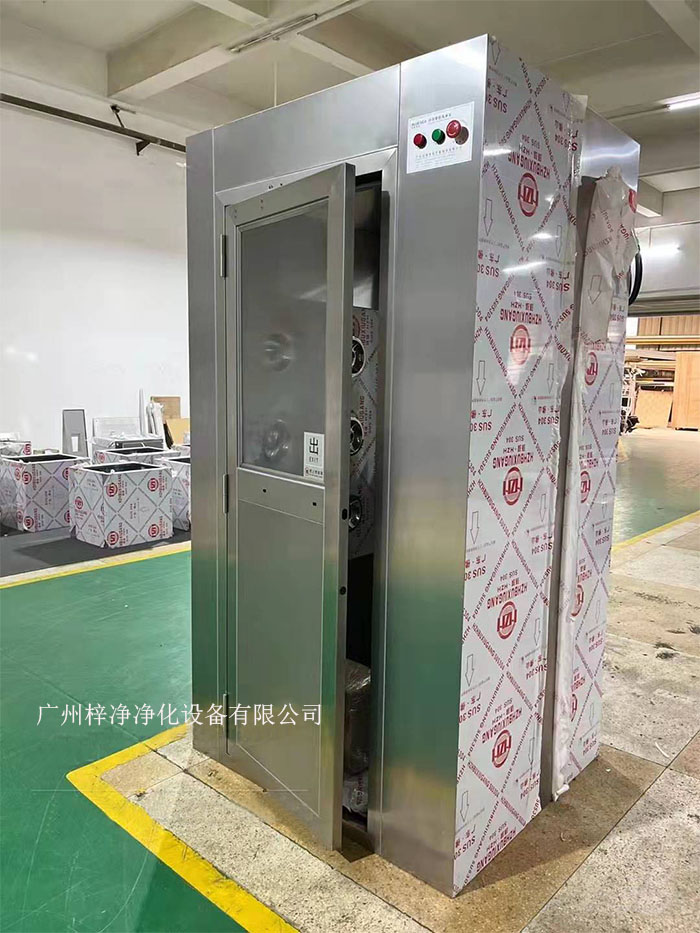 風(fēng)淋室是潔凈室中用于人員凈化的重要裝置。