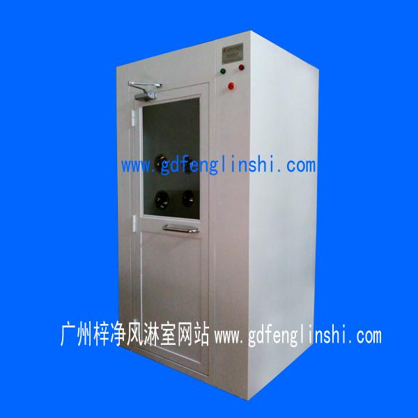鋼板烤漆風(fēng)淋室是指風(fēng)淋室箱體及門采用A3冷軋鋼板多層酸洗不易生銹。