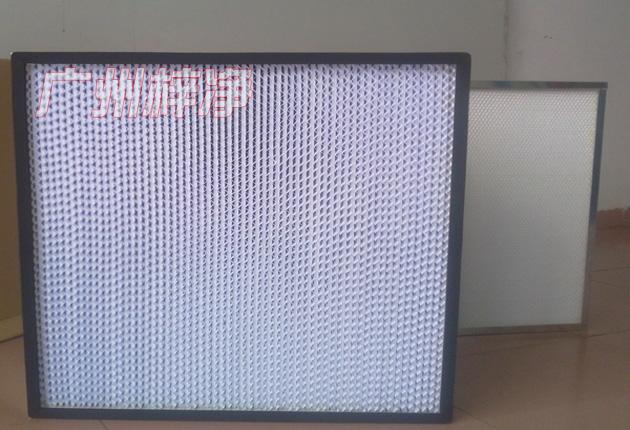 HS有隔板高效過濾器可廣泛用于光學(xué)電子、LCD液晶制造，生物醫(yī)藥、精密儀器、飲料食品，PCB印刷等行業(yè)無塵凈化車間的空調(diào)末端送風(fēng)處。